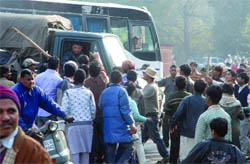 A mob tries to block the road near Hazrat Nizamuddin police station during a protest in the Jangpura area