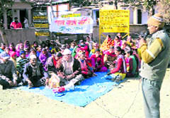 The residents of Sundarkhal stage a dharna at the Dhangarhi gate of the park