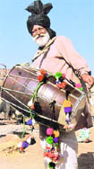 If the customer wants the dholi to be in traditional attire, we charge Rs 800 for a complete function. The cost is Rs 500 without the dress