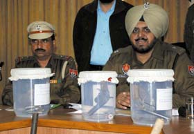 SP (D) Jatinder Singh Benipal shows arms recoverd from the accused in Bathinda