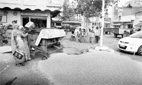 Women work at the Grain Market in Ambala Cantonment.