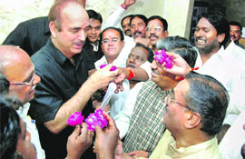 A delegation presents roses to Union Minister Ghulam Nabi Azad demanding a separate Telangana state, in Hyderabad.