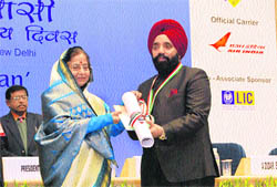 Upjit Singh Sachdeva is felicitated by President Pratibha Patil.