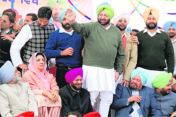 (R) PPCC chief Amarinder Singh waves to the crowd; CLP leader Rajinder Kaur Bhattal and former minister Amarjit Singh Samra can also be seen. Tribune photos: Pawan Sharma