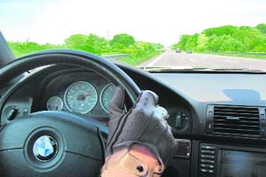 Manufacturers have taken into consideration the average length of the human fingers, and the steering wheel circumference is designed accordingly. Do not use wheel covers sold in the market