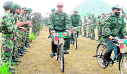 Armymen set off on a cycling expedition in Ludhiana on Saturday