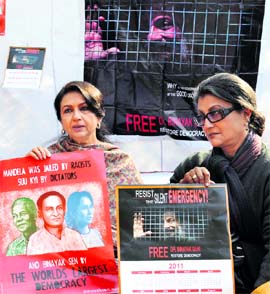 Veteran actresses Sharmila Tagore (left) and Aparna Sen during a protest in support of Dr Binayak Sen, a rights activist who has been jailed on sedition charges, in New Delhi on Saturday.