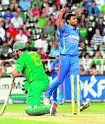 Munaf Patel celebrates dismissing South African captain Graeme Smith during the 2nd ODI at Wanderers stadium in Johannesburg on Saturday. India won the match by one run to level the 5-match series.