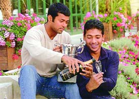 Leander Paes (L) and Mahesh Bhupathi