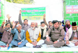 Members of the Tanjeem Rehnuma-e-Millat stage a dharna in support of their demands in front of the Gandhi Park in Dehradun on Sunday.