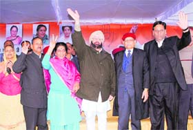 PPCC chief Capt Amarinder Singh and other Congress leaders wave at the people at a rally in Hoshiarpur