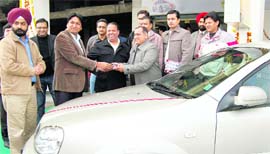 Sharad Agarwal, business head, Mahindra First Choice Wheels Ltd, hands over the car keys to the first customer in Amritsar.