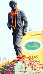 In utter disrespect to Shaheed Udham Singh, residents tie ropes and strings to his statue, situated outside the Hall Gate in Amritsar.