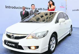 (From Left) Vice President Marketing Honda Siel Cars India Jnaneswar Sen, Marketing Director Tatsuya Matsuhe and actor Chitrangada Singh at the launch of the sunroof version of Honda Civic in New Delhi
