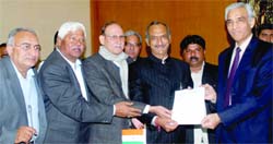 DPCC president JP Aggarwal with other party leaders presents a memorandum to L-G Tejendra Khanna at Raj Niwas in Delhi on Tuesday.