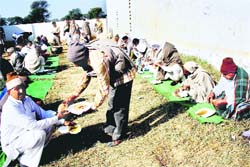 Demonstrators spare time for lunch. 