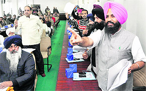 Akali Dal councillors, led by Simerjeet S Bains (in pink turban), raise objections to an item on agenda to regularise land holdings at Giaspura.