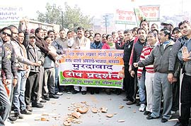 Youth Congress activists hold protest against stalled development projects at Haibowal in Ludhiana on Tuesday. The protest led to chaos on the Haibowal and Rajpura roads.