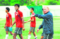 Indian football coach Bob Houghton (R).