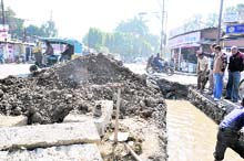 Pipe-laying work in progress at a busy intersection in Dehradun.