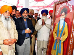 Deputy CM Sukhbir Badal paying tributes to Shaheed Sewa Singh Thikriwala at his native village in Barnala