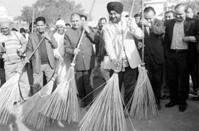 Municipal Commissioner Roshan Sankaria (extreme right) and Mayor Ravinder Pali carry out a cleanliness drive in Maloya on Thursday.