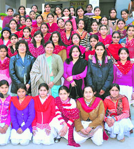 NSS volunteers of GVM Girls College with principal Dr Jyoti Juneja and NSS officer Neeraj.