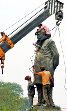 The statue of former agriculture minister Rafi Ahmed Kidwai is lifted by a crane from Rafi Marg to be relocated to Krishi Bhawan, in New Delhi on Friday.