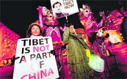 Tibetans hold a protest against Chinese President Hu Jintaos US visit, in Washington.