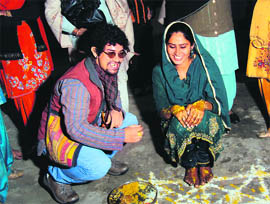 During the promotions of 3 Idiots, a disguised Aamir Khan challenged his fans to spot him 