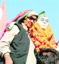 The widow of a freedom fighter pays tributes to Netaji Subhas Chandra Bose on his birth anniversary in Hisar on Sunday.