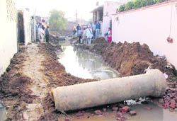 Many houses have become inaccessible due to digging in Ludhiana. 