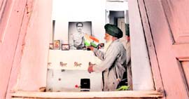 Mohan Singh, neighbour of the INA veteran, pays tributes to him at Nandpur in Sahnewal on Tuesday.
