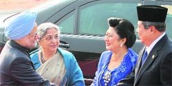 Indonesian President Susilo Bambang Yudhoyono and his wife being greeted by Prime Minister Manmohan Singh and his wife Gursharan Kaur at the Rashtrapati Bhavan in New Delhi