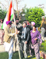 Ravneet Singh Bittu and Jalandhar Mayor Rakesh Rathore hoist the National Flag at Anurag Thakurs house in Jalandhar