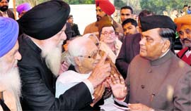Freedom fighters register their protest with Punjab local bodies minister Manoranjan Kalia at a Republic Day function in Ludhiana.