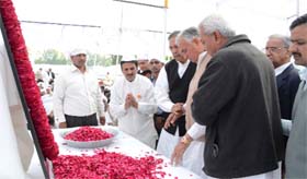 Relatives console former Lok Sabha Speaker Balram Jakhar as he pays tributes to his son Surinder Jakhar