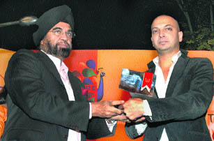 H. M. Naqvi receives the first DSC prize for South Asian Literature for his book, Home Boy, from H. S. Narula, chairman of DSC Limited
