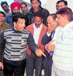 Gobind Kanda reprimands XEN Jagdish Jangra at Sirsa on Saturday.