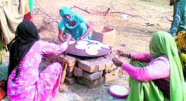 Dalit women from Mirchpur cook meals on the lawns of the mini-secretariat in Hisar on Sunday.