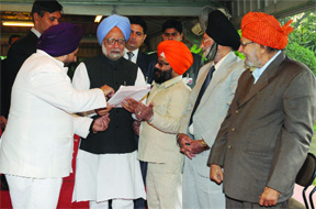 A Sikh delegation meets Prime Minister Manmohan SIngh to lodge its protest against making helmet compulsory for women, including those from the Sikh community. Tribune photo