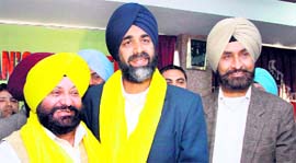 Manpreet Singh Badal welcomes senior vice-president of the Youth Akali Dal Rajinder Singh Sandal to his group in Jalandhar on Monday.