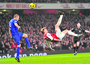 Arsenal's Nicklas Bendtner (C) attempts an overhead kick during their match against Everton in London on Tuesday. 