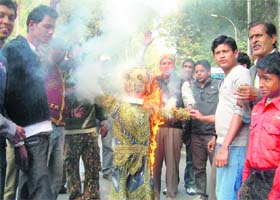 Members of the Sanyukt Sangharash Samiti burn an effigy of Union Environment Minister Jairam Ramesh in Dehradun