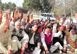 Slum dwellers protest outside MC office in Jalandhar on Thursday