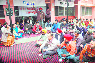 Members of the Punjab Ministerial Service Union hold a dharna in protest against lawyers in Amritsar. 