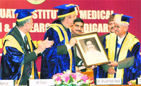 Union Minister of Health and Family Welfare Ghulam Nabi Azad presents a photograph to Dr Ram Baran Yadav(right),President of Nepal, during the convocation of the PGI in Chandigarh on Friday. Dr KK Talwar, Director, PGI, is also seen in the photo. 