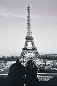 Romance in front of Eiffel Tower  Photo: Parvesh Chauhan