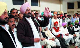 Raninder Singh addresses a meeting of partymen in Bathinda on Monday.