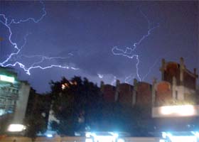 Sudden thundershowers catch people unawares in New Delhi on Monday night